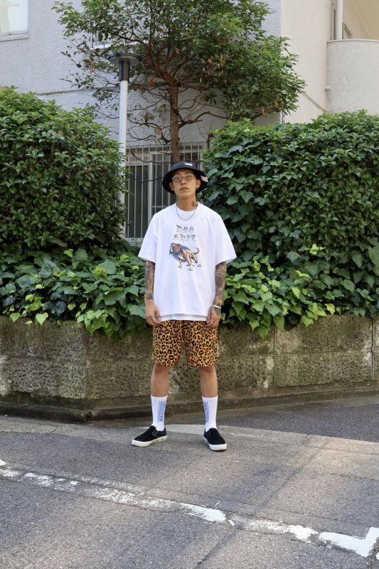 インパクトあるグラフィックT×柄ショートパンツ