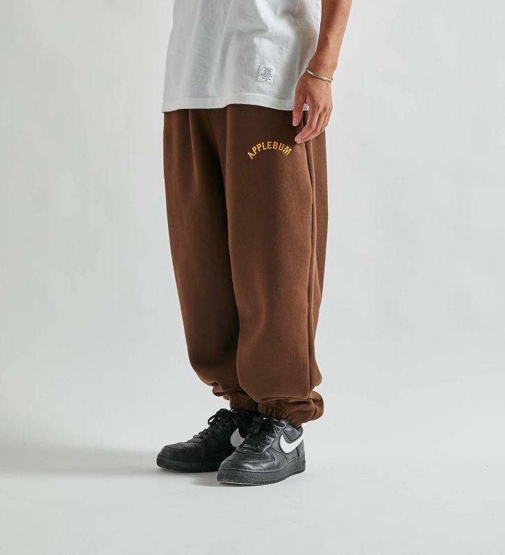 APPLEBUM Logo Oversize Sweat Pants (Brown) 2220804 公式通販