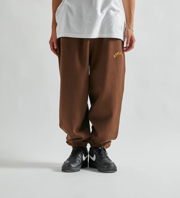 APPLEBUM Logo Oversize Sweat Pants (Brown) 2220804 公式通販