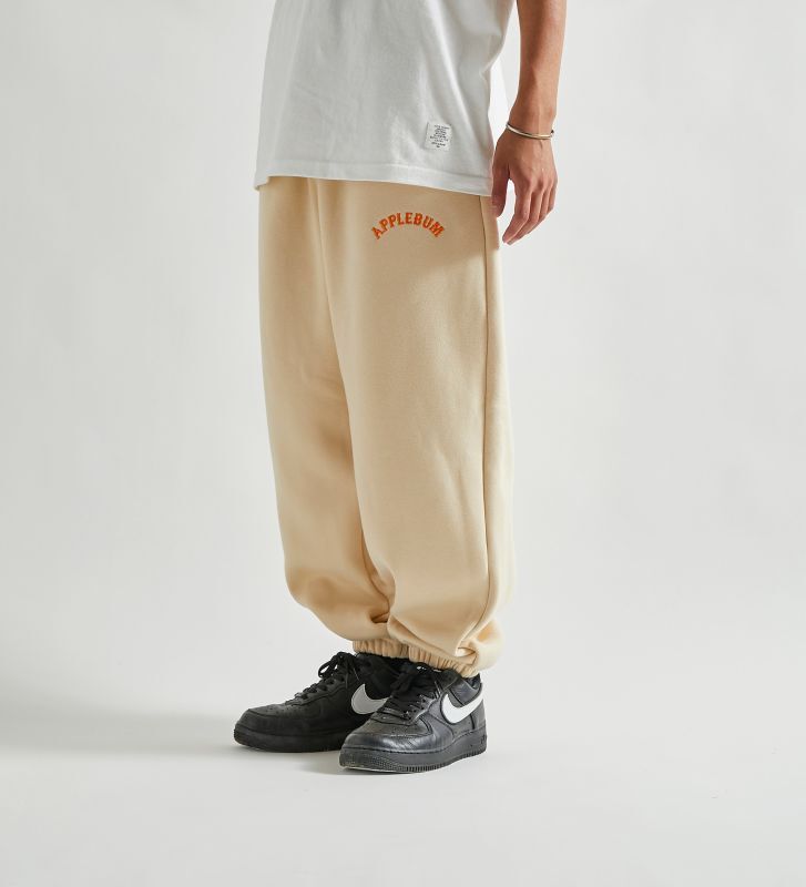 APPLEBUM Logo Oversize Sweat Pants (Beige) 2220804 公式通販